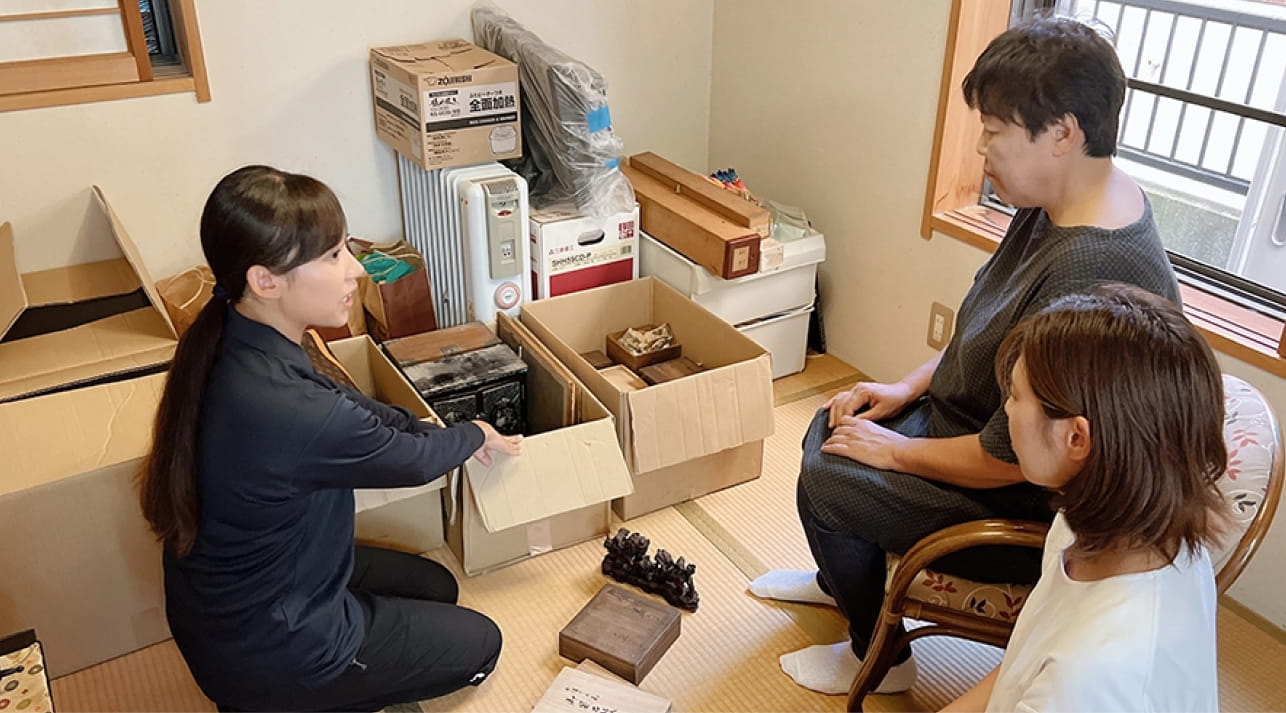 骨董品の買取について相談している様子